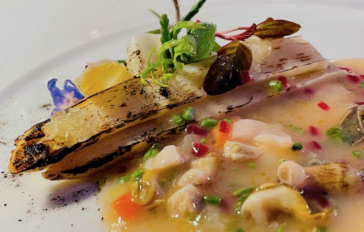 Stéphane Petit, prossimo chef dell'hotel Romeo a Roma, ha proposto l'Asparago bianco di Bassano alla fiamma, molluschi e erbe marine
