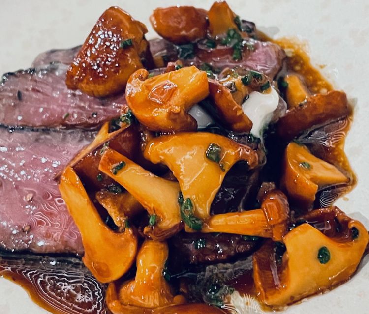 Filetto di manzo maturato, finferli e gemme di abete rosso