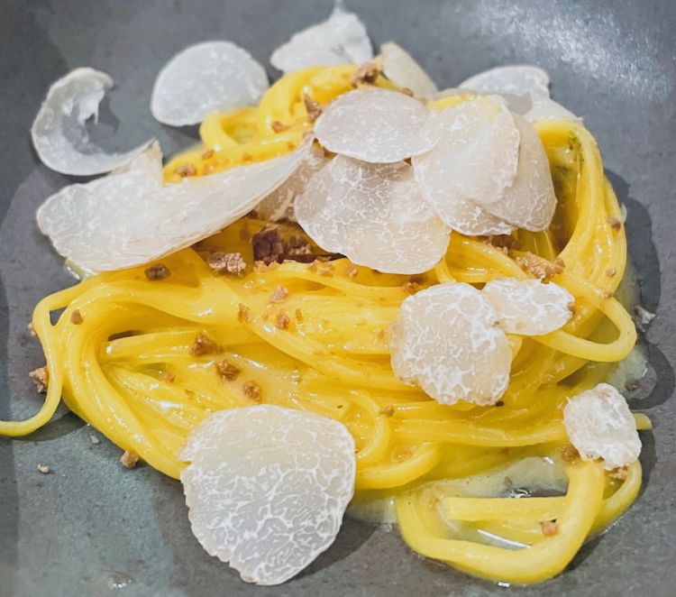 Tagliolini al burro d’alpeggio, lievito tostato e tartufo bianco