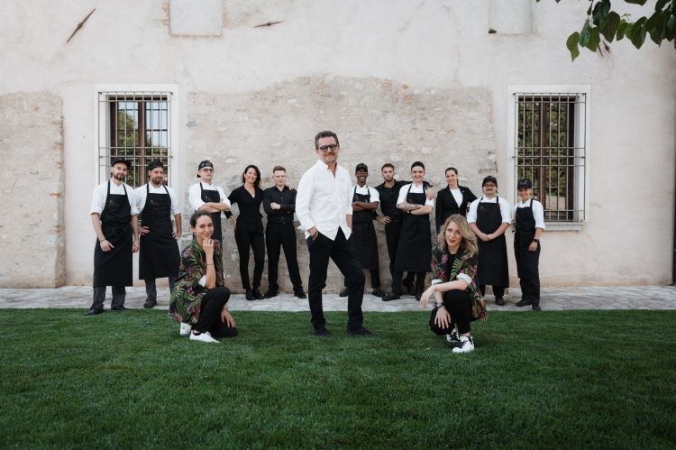 Lo chef-patron Stefano Cerveni con lo staff del Du