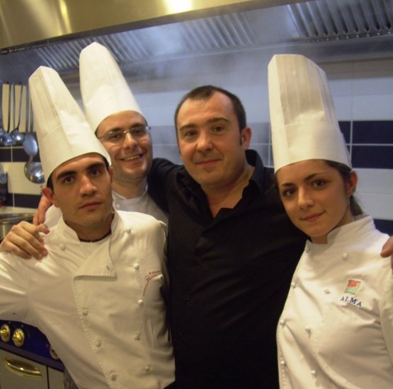 in maglia scura, il cuoco-patron Antonio Pisaniello con la brigata del Trattovia (foto Santonastaso)