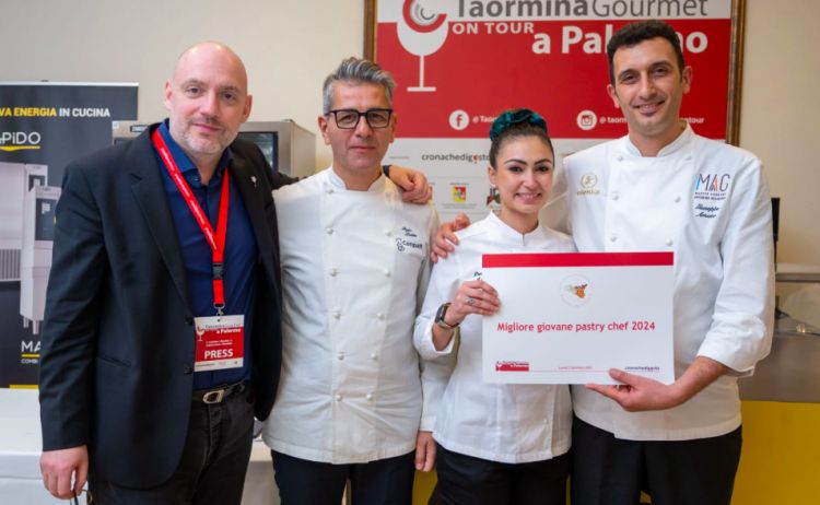 La vincitrice insieme ai giudici: da sinistra Carlo Passera, Giuseppe Leotta e Giuseppe Amato. Che sono stati convinti dal dolce della Cavallaro, chiamato Candido Soffio, dove la ricotta incontra il soffio delle mandorle - i gusti per eccellenza che rappresentano la Sicilia - con le more a smorzare insieme alla freschezza dei limoni e al profumo del rosmarino (trocadero di mandorle e zest di limone, mousse alla ricotta, gel di more di rovo e mirtilli, spuma alla mandorla, meringa al rosmarino e tuile al miele)