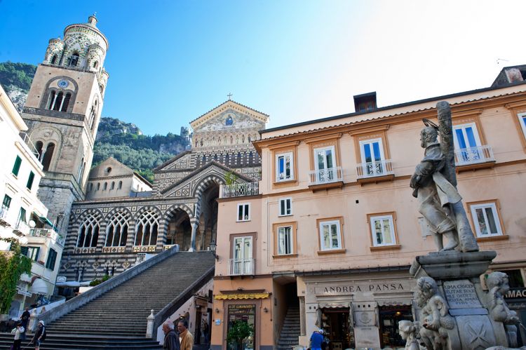 Il meraviglioso Duomo di Amalfi e la Pasticceria Pansa appena sotto
