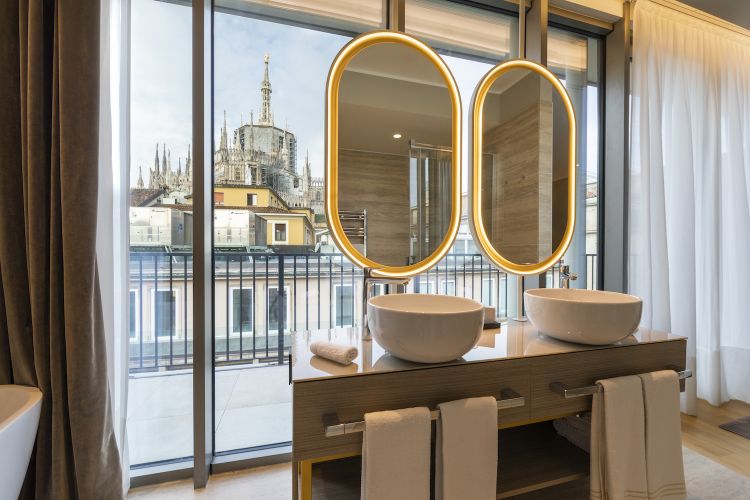La luce che filtra dalle vetrate della Duomo Panoramic Penthouse, una dei Duomo Luxury Apartments del Rosa Grand Milano - Starhotels Collezione

