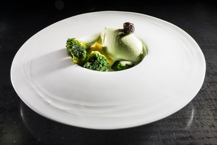 Gelato di finocchietto selvatico servito con crema di semola e senape, crema di carota, oliva candita e broccolo, proposta di Assenza a Identità Naturali. Immancabile il tocco agrumato, dato però dal candito di bergamotto di Calabria