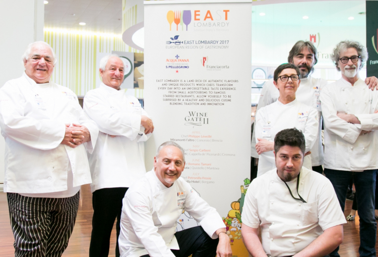 I primi protagonisti dello spazio East Lombardy all'aeroporto di Orio al Serio: in piedi i fratelli Tamani, Petronilla Frosio, Philippe Levéillé e Vittorio Fusari. Accosciato, sulla sinistra, Sergio Carboni
