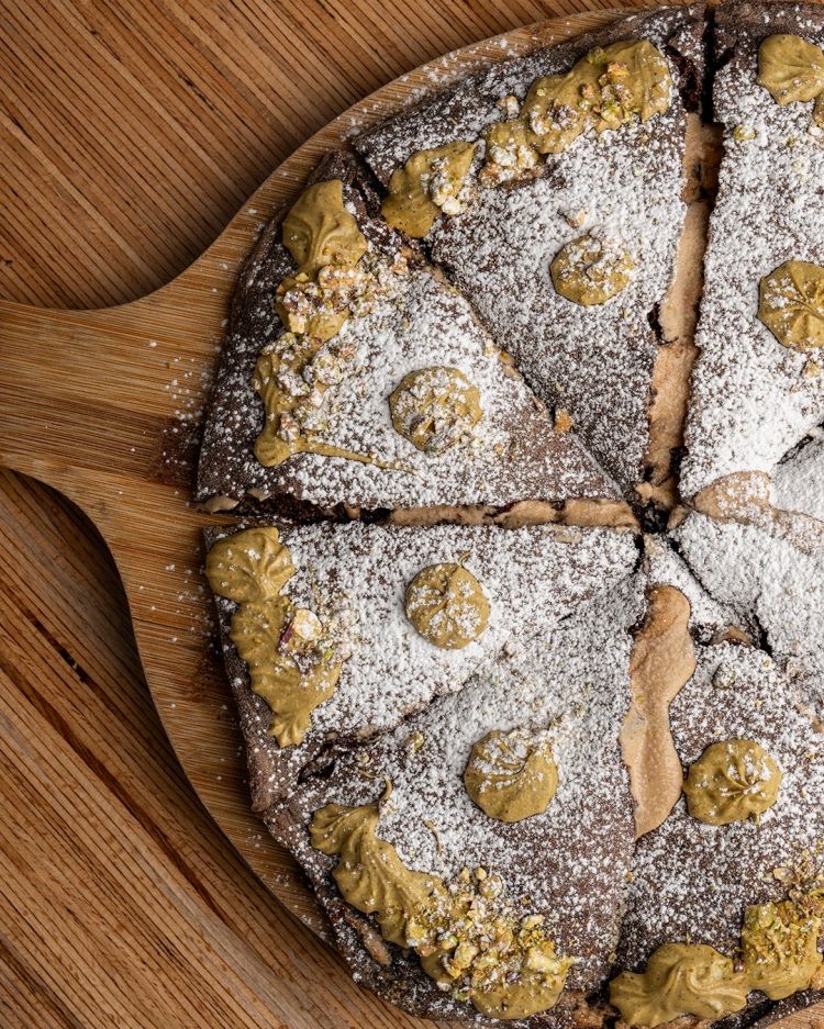 Spicchio di oro verde: impasto al cacao, crema bianca di nocciola, crema e granella di pistacchio