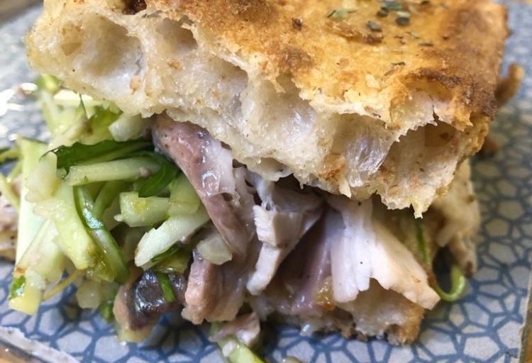 Antifocaccia con porchetta, puntarelle e senape (foto di Roberta Abate, Munchies)