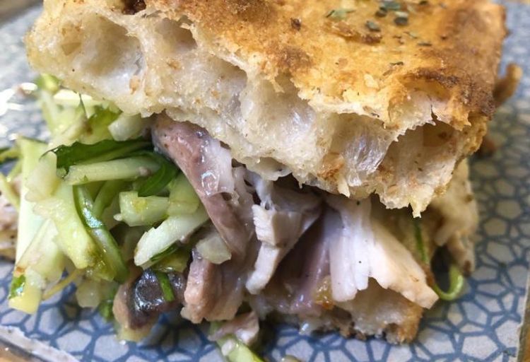 Antifocaccia con porchetta, puntarelle e senape (foto di Roberta Abate, Munchies)
