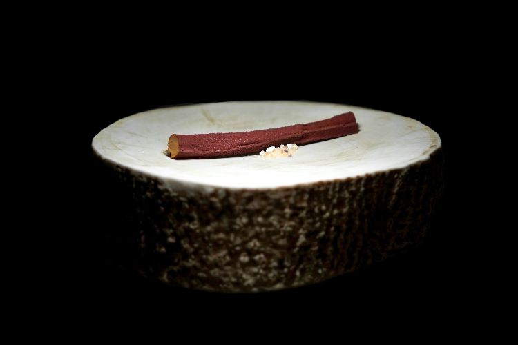 Liquirizia: radice di liquirizia ghiacciata, croccante, gelato alla liquirizia, spuma e croccante di yogurt, aceto balsamico