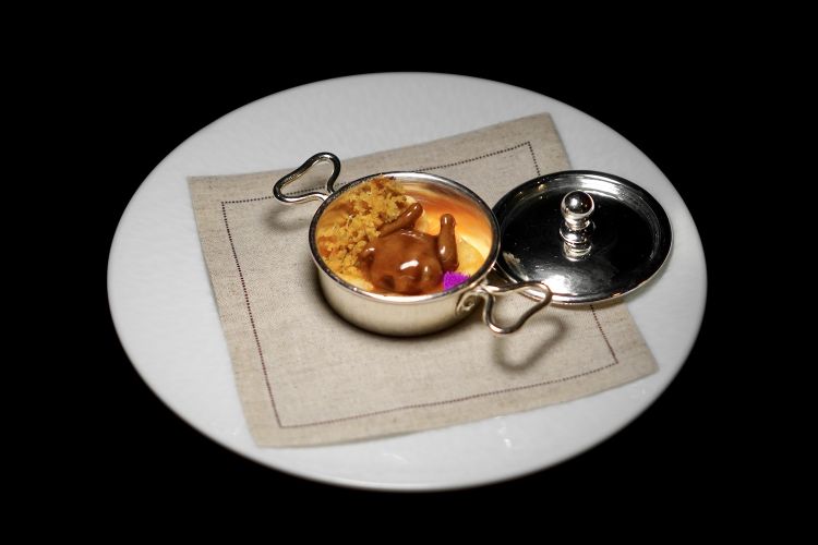 S'inizia con una raffica d'appetizer: Chips di rapa, succo di barbabietola e saba; Bottone di storione con caviale e crème fraîche; Finto lampone di robiola di Roccaverano, miele d’acacia e cassis; Omaggio al Lago di Garda, ossia spugna soffice alle olive, crema di agrumi. E poi, nella foto, un apripasto ormai signature di Fumagalli, il suo Polletto arrosto al rosmarino, delizioso, ovviamente in versione mignon, con la pelle croccante di pollo, la crema di dragoncello e pomodoro piccante, il ventaglio di patate al forno a fare da base, poi il sambuco...