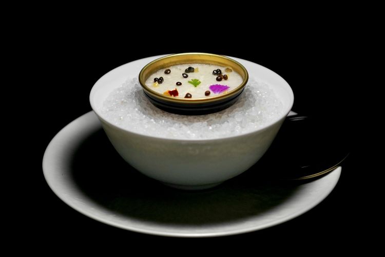 Spuma di banana, gel al limone, lenticchie beluga soffiate