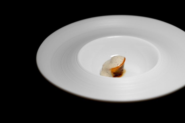 Terza parte del piccione: le sue coscette in un raviolo con spuma al tartufo