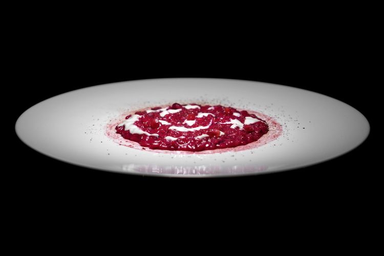 Risotto a Mısır Çarşısı, che è l’antico mercato delle spezie di Istanbul. Il risotto viene bagnato con un’infusione di spezie, a seguire succo di melograno e perilla rossa, salsa al Trentodoc