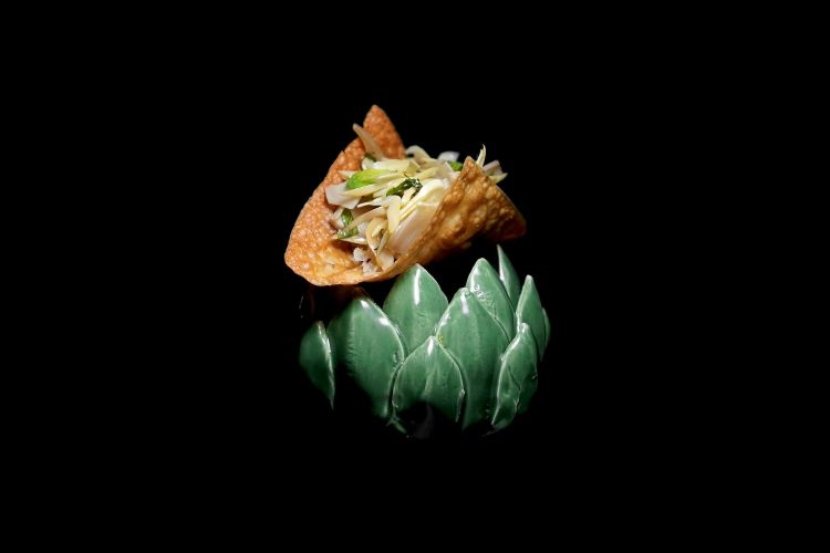 A parte, chips di crudo di carciofo marinato all’aceto di Chardonnay e mentuccia