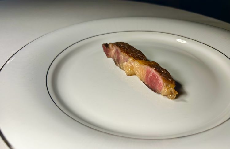 Bistecca. Tilli lavora una vacca di quindici anni, scelta proprio per la sua età e per la mobilità avuta durante la vita. Sulla superficie si sviluppa una muffa esterna che contribuisce al processo di invecchiamento e alla formazione di una notevole ricchezza gustativa, con logiche che abbiamo già visto. Il grasso è meraviglioso
