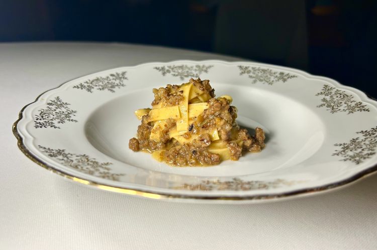 Tagliatelle al ragù di capra. Il ragù viene preparato con una capra di dieci anni, allevata a mille metri di altitudine e mai tenuta in stalla: la carne risulterà molto dura ma anche dal sapore molto pulito. Viene utilizzato l’animale interamente, interiora comprese, per ottenere un ragù che, nonostante l’età della capra e l’intensità della materia prima, risulta elegante e sorprendentemente (ma non troppo) dolce
