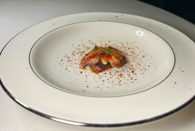 Cervello brûlée di vitello. Alla base del piatto c’è un rognone di vitello marinato, affumicato e poi terminato in padella. Viene accompagnato da una salsa di albicocche provenienti dall’albero del Podere. Il cervello di vitello viene invece cosparso di zucchero e flambato al momento, secondo un procedimento che richiama quello della crème brûlée. Come elemento finale viene utilizzato il cuore di vitello, marinato, affumicato e disidratato, quindi grattugiato sul piatto come una sorta di “bottarga di vitello”