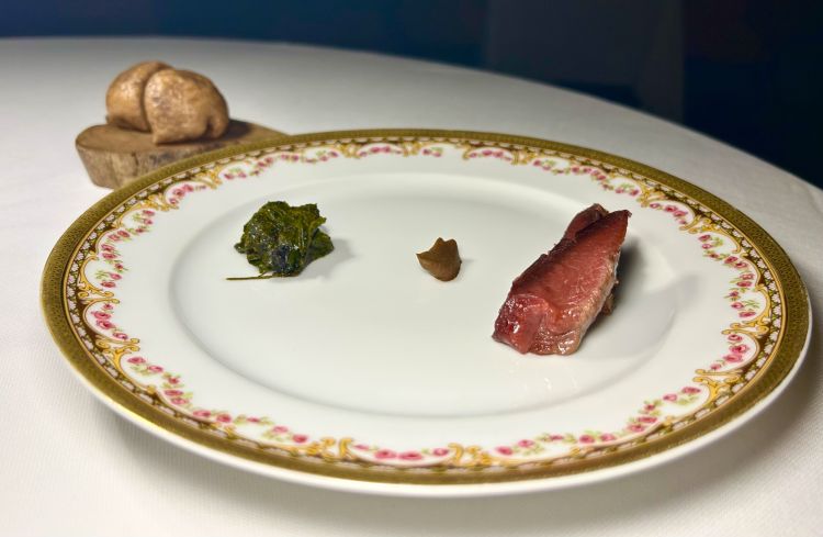 Capriolo. È l'idea della frollatura naturale, «il core del mio lavoro», dice Tilli, ne abbiamo parlato nel testo principale. Il sapore è lungo ed elegante, non selvatico ma vegetale. Non aggiunge nulla l'accompagnamento con qualche foglia dell’orto scottata sulla griglia, poi arrostita come se fosse carne, e di una salsina di porcini