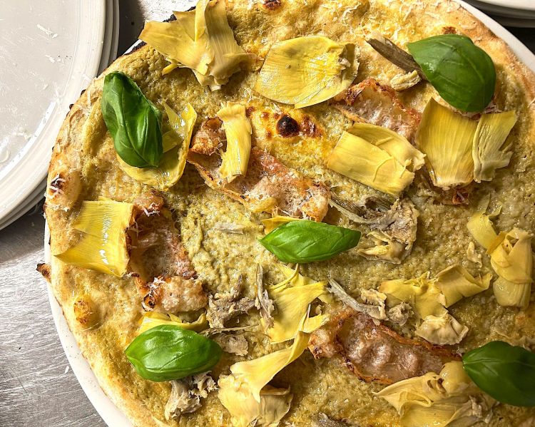 Carciofi in doppia consistenza, guanciale dolce, pecorino reggino e olio evo