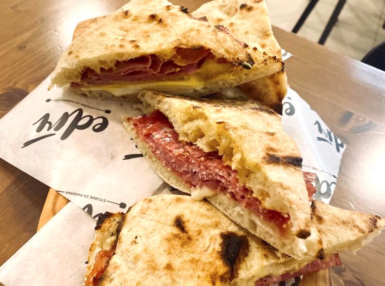 Un ottimo inizio da Edrì: il trancio di pizza in pala farcito con finocchiona toscana, taleggio piemontese e miele di castagno