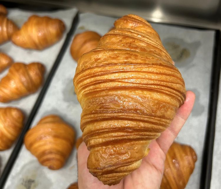 Il cornetto sfogliato fuori...