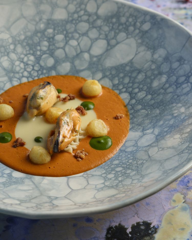 Un omaggio contemporaneo a “pasta, patate e cozze” di chef Andrea Impero di Elementi (Torgiano, Perugia)
