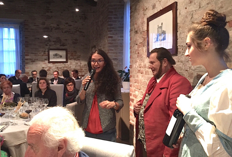 La brillante Elena Gillardi, ultima generazione dell'azienda agricola Gillardi, mentre nel castello di Grinzane Cavour spiega il Dogliani DOCG Cursalet 2014 sotto gli occhi della figura di Camillo Benso conte di Cavour
