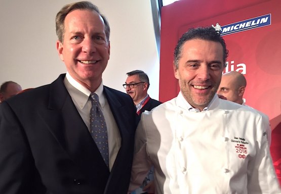 Michael Ellis, responsabile dell'intero comporto delle guide Michelin, con Giancarlo Perbellini, chef e patron a Verona di Casa Perbellini, insegna aperta da un anno appena e subito premiata con due stelle