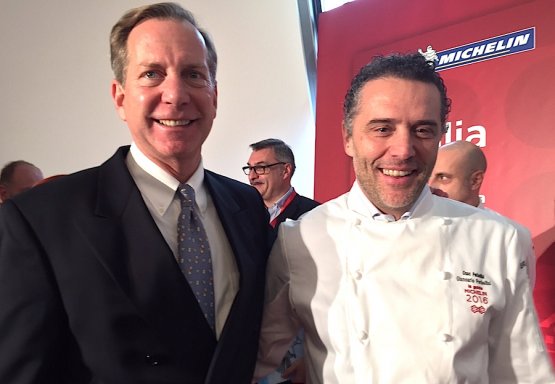 Michael Ellis, responsabile dell'intero comporto delle guide Michelin, con Giancarlo Perbellini, chef e patron a Verona di Casa Perbellini, insegna aperta da un anno appena e subito premiata con due stelle
