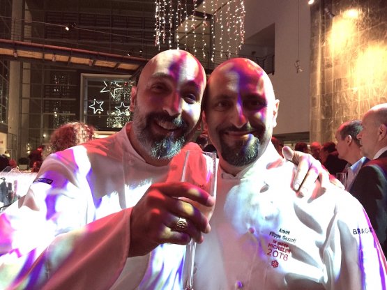 Two new-stars, separated at birth and awarded by the Michelin Guide in the same edition of the guide, the 2016 one, presented in the morning and celebrated in the evening in the Milanese headquarters of Mercedes Benz on Thursday 10th December. Left, holding a glass of champagne, Andrea Ribaldone, originally from Milan, now in Alessandria, patron-chef at I Due Buoi in the centre of Alessandria, and resident chef at Identità Golose during the six months of Expo. Right, Filippo Gozzoli who in just one year accomplished what Nobu could never do in 15: bringing a star to Armani in Via Manzoni in Milan. To the Italian cuisine restaurant, of course. For the group founded and guided by Giorgio Armani this is a big media hit
