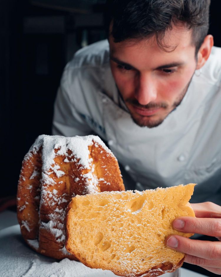 Emanuele Busuoli e il suo pandoro
