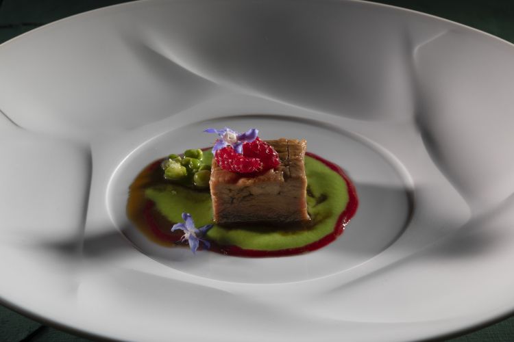 Pecora sopravvisana di Visso con crema di piselli e crema di lamponi