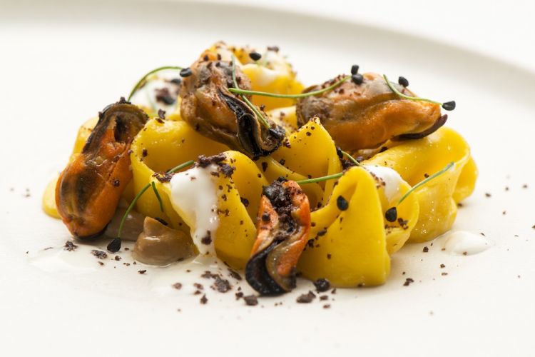 Tortellini bugiardi, cozze, panna acida, polvere di caffè e cacao
