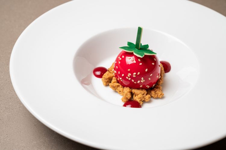 La Fragola di Emmanuele Forcone: ganache profumata al lime con all’interno un gel cremoso di fragole, pezzetti di fragola, banana fresca e crumble
