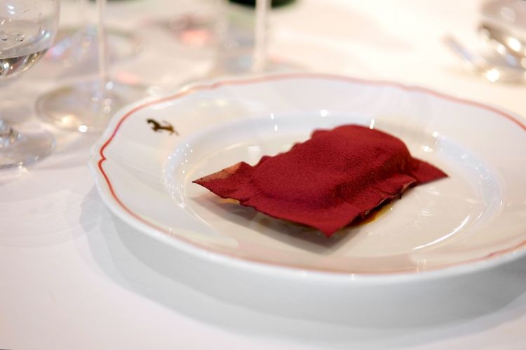 Emozione: chips di rapa rossa da rompere con il cucchiaio per rivelare spuma di ricotta di bufala, gelato all'olio extravergine, concentrato di agrumi e origano
