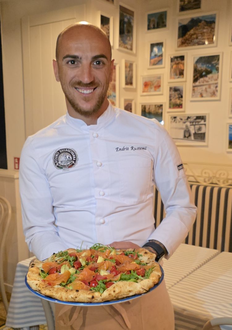 Endrit Rustemi mostra orgoglioso l'ultima nata e attuale limited edition: la Conca dei Marini con salmone ed avocado