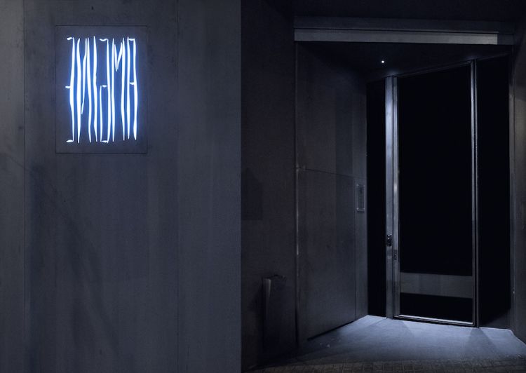 La Nulla (quel puntino sulla destra) illumina l'entrata dell'Enigma di Albert Adrià, a Barcellona
