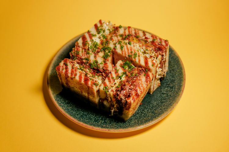 Una delle novità food è l'Enoki Sando: panino soffice al latte, funghi enoki fritti, tofu cremoso, cavolo fresco, il negi e il tenkasu; a chiudere il cerchio la salsa tonkatsu e la mayo al yuzu
