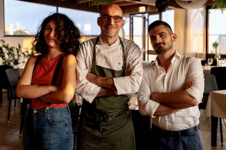 Lo chef Leonardo Marongiu tra i patron dell'hotel, Enrica e Carlo Cuccui
