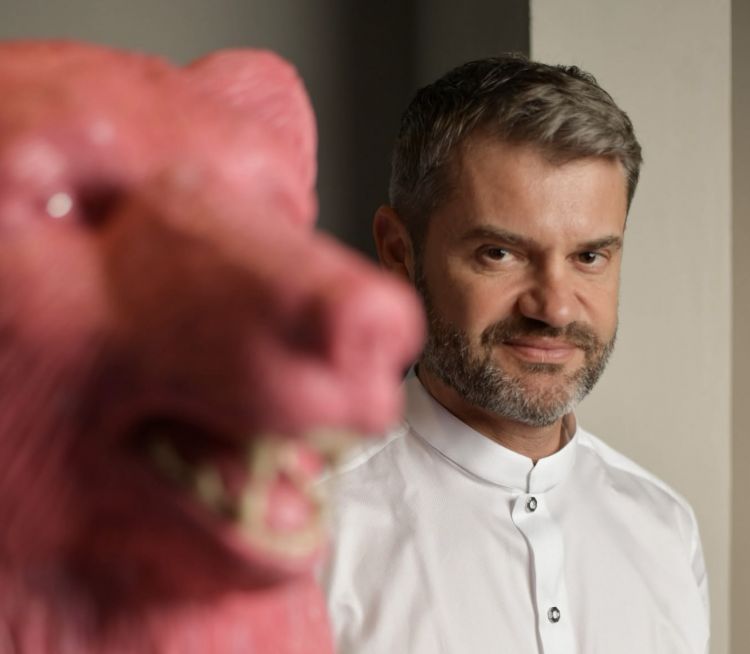 Enrico Bartolini al Mudec accanto a un'opera d