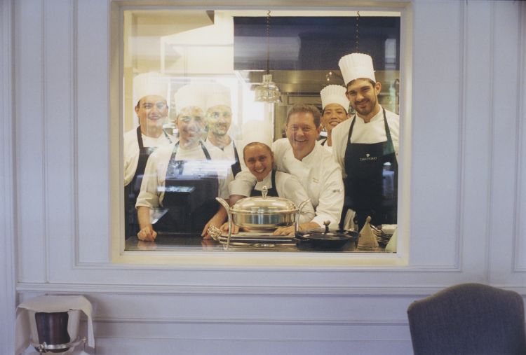 Chicco Cerea sorridente con alcuni membri del suo 