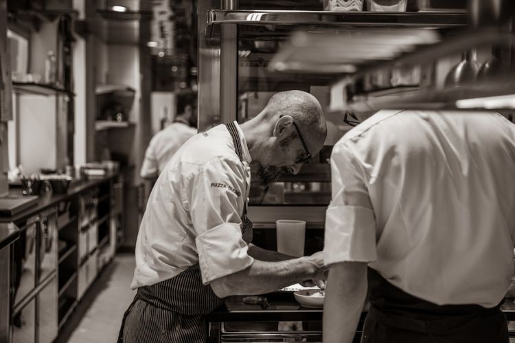 Enrico Crippa al lavoro in cucina al Piazza Duomo in uno scatto di Letizia Cigliutti
