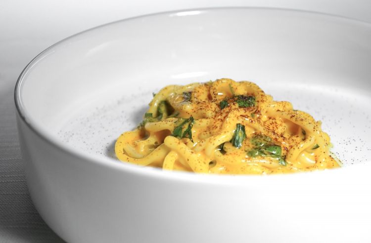 Spaghetti di pasta fresca con sugo di pesce da roccia (triglie, scorfano, gallinella), pomodoro, basilico e polvere di marinara (pomodoro, origano, capperi, acciughe). Sono serviti tiepidi