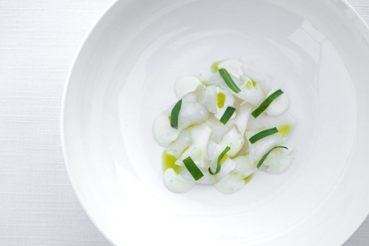 Sfoglie d crudo di seppie di Sanremo, emulsione di evo di taggische e mandorle, olio di dragoncello e le sue foglie fresche