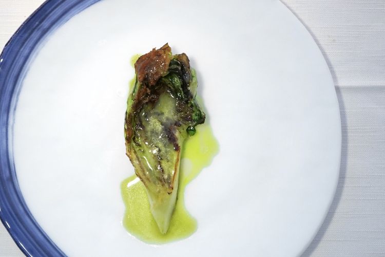 Lattuga bbq, marmellata di limone, katsuobushi, salsa di merluzzo al verde. Altro piatto meraviglioso