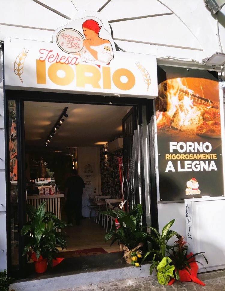 L'entrata della pizzeria di Teresa Iorio con forno a legna e grande postazione per la pizza fritta
