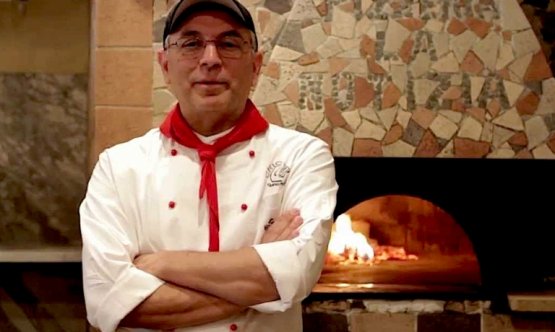 Enzo Coccia. Dice di lui Di Costanzo: «Per primo ha espresso una visione nuova: quella che vede la pizza dialogare con le eccellenze del territorio. Tutti l’hanno seguito, è stato un grande maestro»
