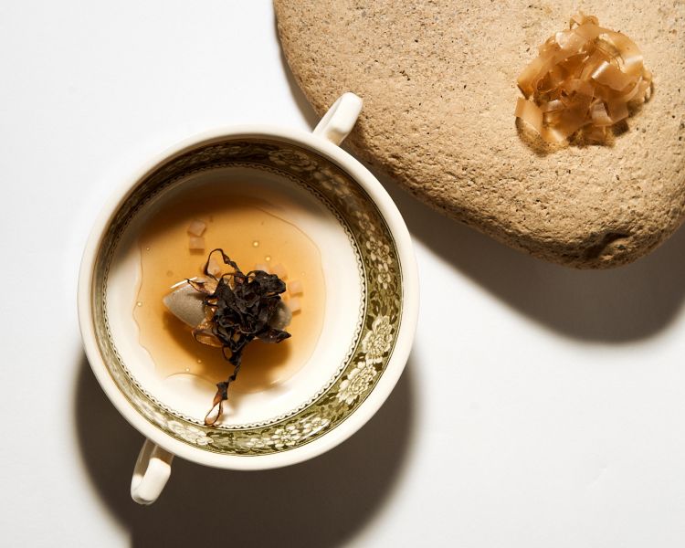 Epiméleia: petali di rosa alla brace, sedano rapa, cera d’api, brodo di colatura di melanzane, cipolla e agrumi neri