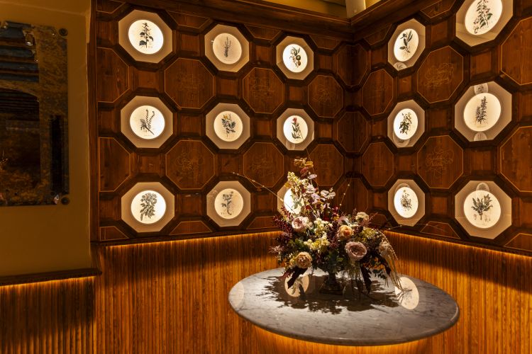L'erbolario racconta tutte le spezie, radici, fiori... che caratterizzano l'arte profumiera e, in questo caso, animano i cocktail presenti in carta